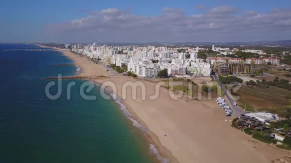 葡萄牙阿尔加维夸特伊拉美丽的广阔海滩和白色建筑视频的预览图