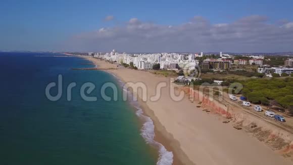 葡萄牙阿尔加维夸特伊拉美丽的广阔海滩和白色建筑视频的预览图