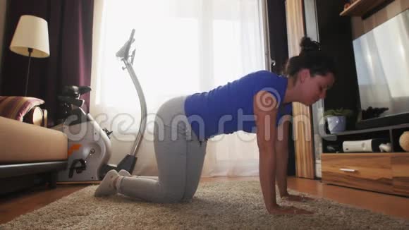 在家锻炼身体的女人多莉视频的预览图
