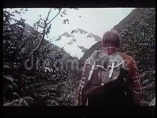 带背包徒步登山的人的后景视频的预览图