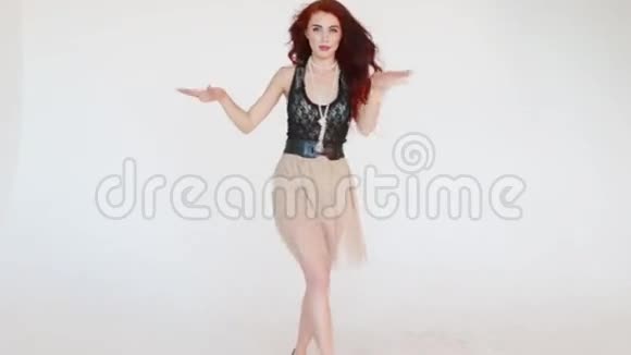 穿短裙的漂亮女人跳舞视频的预览图