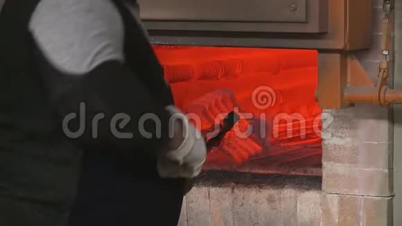 工厂工人把热的金属片视频的预览图