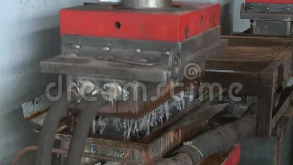 工厂工人把热的金属片视频的预览图