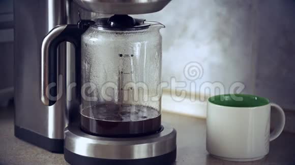 咖啡机冲泡咖啡的特写镜头流入咖啡壶视频的预览图