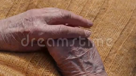 老年妇女在户外按摩疼痛的手视频的预览图