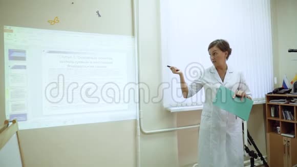 医务室负责人与医院工作人员在医院科室进行讲座视频的预览图