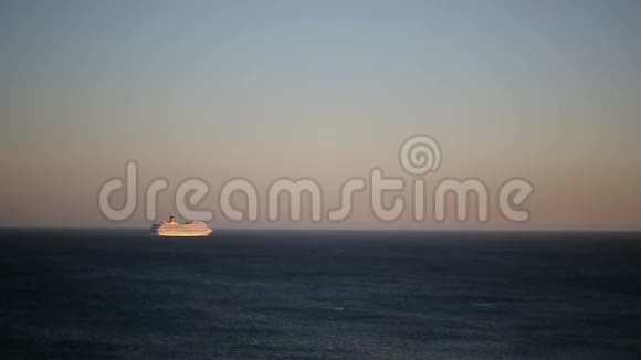 葡萄牙里斯本海岸的大西洋班轮日落视频的预览图