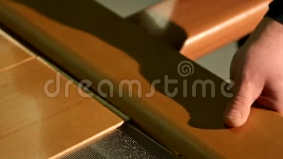 木工和家具厂手工组装木门视频的预览图
