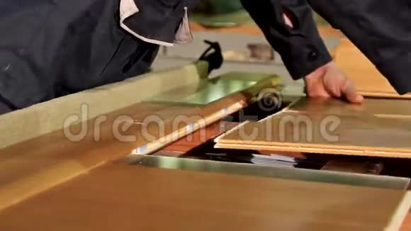 木工和家具厂手工组装木门视频的预览图