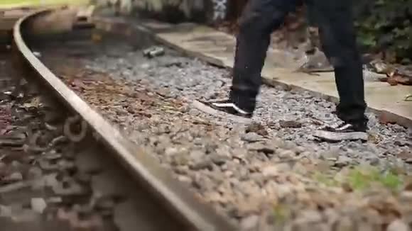 人的脚在错误的地方穿过铁路夏日视频的预览图