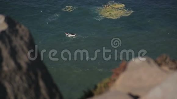 在卡博的岩石和悬崖下的小船视频的预览图