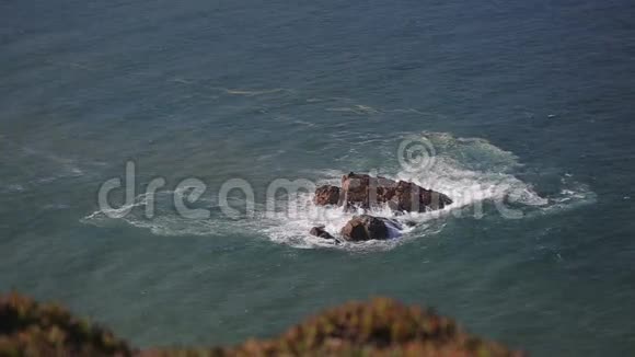 在葡萄牙卡波达罗卡附近的岩石视频的预览图