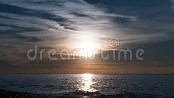 美丽的日落在云海上时间流逝视频的预览图