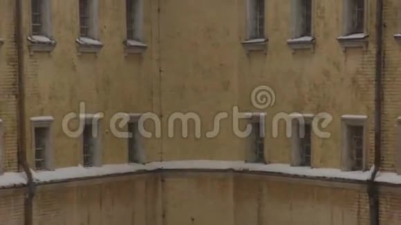 冬季旧监狱建筑支离破碎视频的预览图