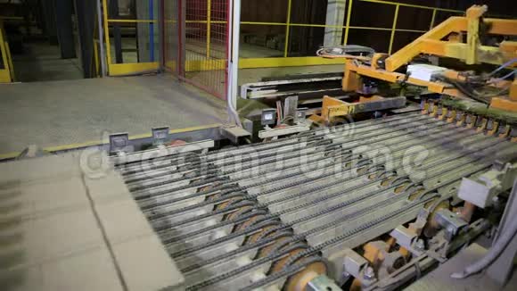 工业机器人输送机在工厂工作组装货物砖块视频的预览图