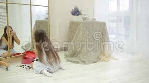小可爱的女孩在镜子前化妆视频的预览图