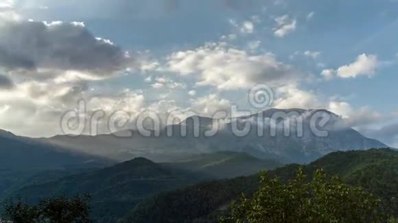 时间推移日落和云景山地景观带着强烈光线移动的云层视频的预览图
