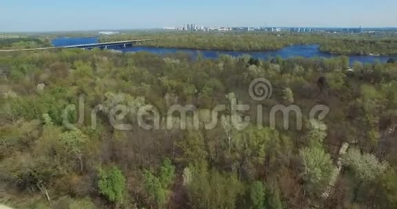 第聂伯河和基辅的春天公园视频的预览图