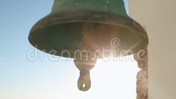 圣托里尼岛上古老的绿色教堂钟声近在咫尺晴朗的夏日视频的预览图