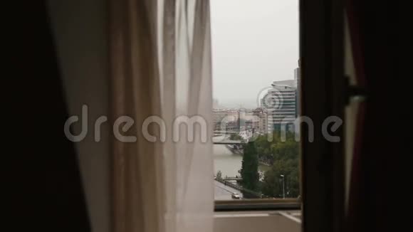 美丽的城市巴黎景观从敞开的窗户雨天视频的预览图