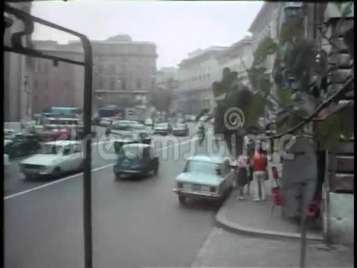 抵达罗马大厦入口的汽车视频的预览图
