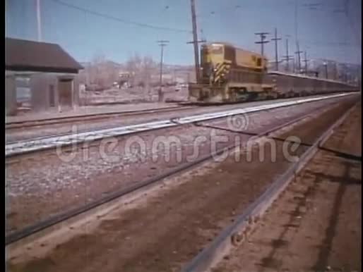 货运列车通过火车站视频的预览图