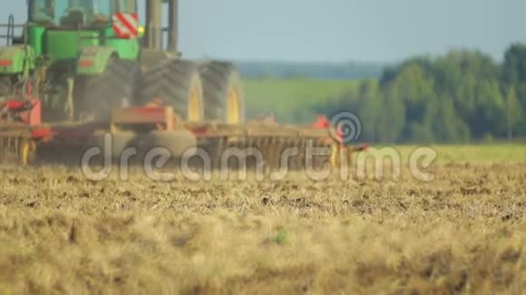 拖拉机耕田农业工作视频的预览图