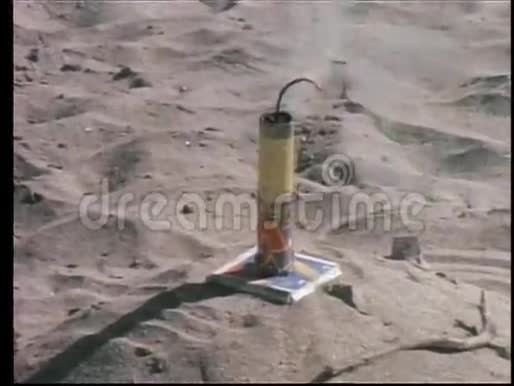 在海滩上燃放烟花的特写镜头视频的预览图