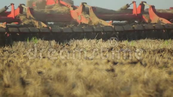 拖拉机耕田农业工作视频的预览图