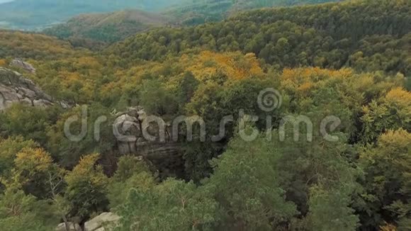 绿色落基山脉的景观视频的预览图