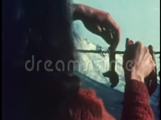 女人的后景挂着驯鹿肉条晾干视频的预览图