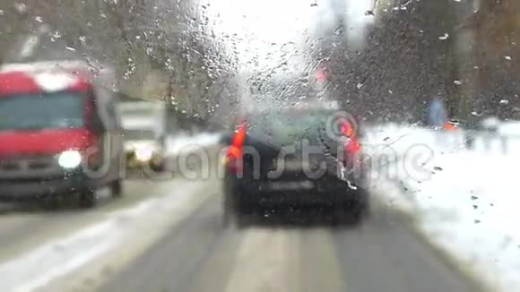 在混乱的城市道路上缓慢行驶视频的预览图
