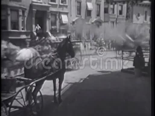 世纪之交马式消防车在街上疾驰视频的预览图