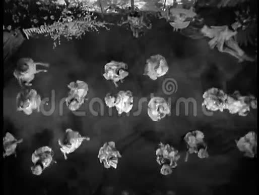 女孩跳舞和躺在字母队形中的高角度视角视频的预览图