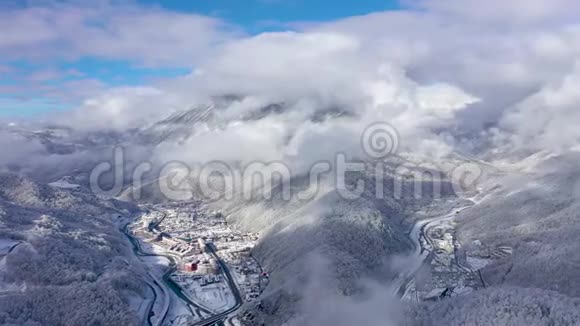 俄罗斯索契高加索山脉滑雪胜地高尔基戈罗德的鸟瞰图住宅建筑和酒店从上面视频的预览图