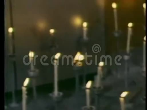 惊慌失措的大群燃烧着的蜡烛视频的预览图
