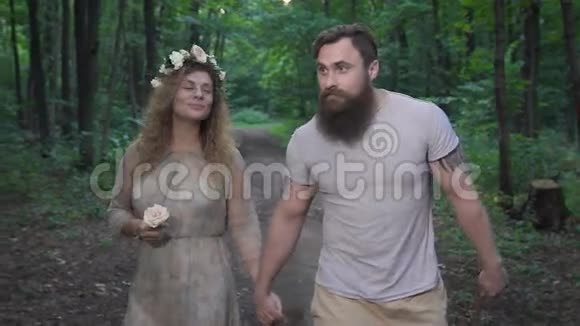 恋爱中的情侣在夏天的树林里散步视频的预览图