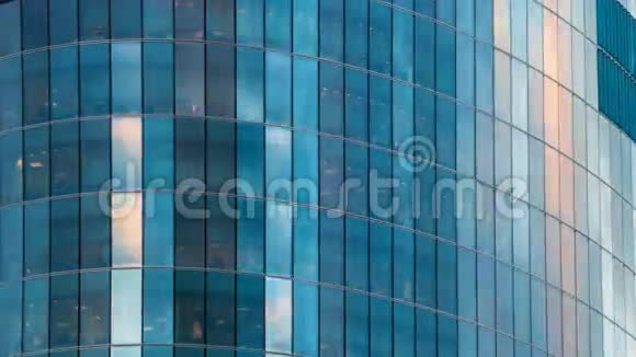 一座摩天大楼的窗户反射出多云天空的美丽时光视频的预览图