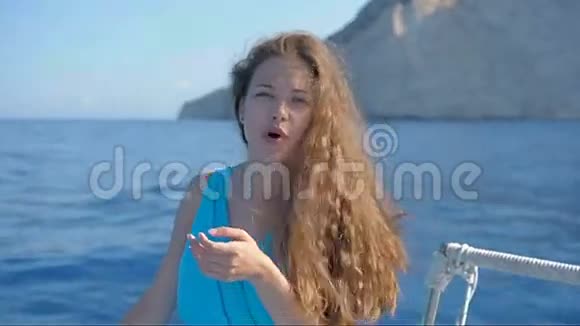 船甲板上美丽的少女视频的预览图