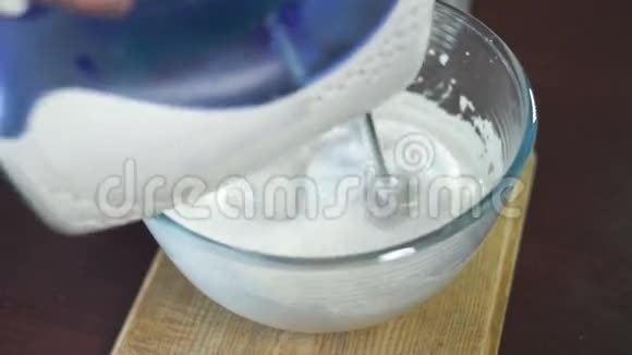 搅拌碗里的奶油做奶油烘焙原料视频的预览图