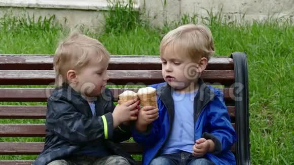 快乐的双胞胎吃冰淇淋视频的预览图