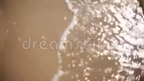 人的脚走在沙滩上海浪温柔的洗脚夏天慢动作视频的预览图