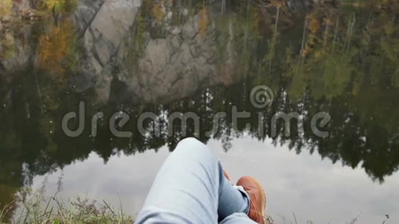 在湖的背景下的腿女孩视频的预览图