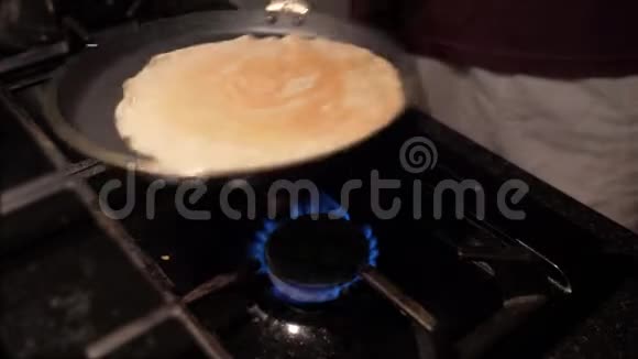 男人晚上煮煎饼视频的预览图
