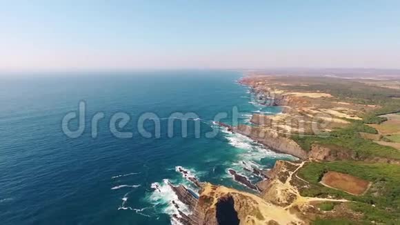 欧洲边缘葡萄牙西海岸鸟瞰图视频的预览图