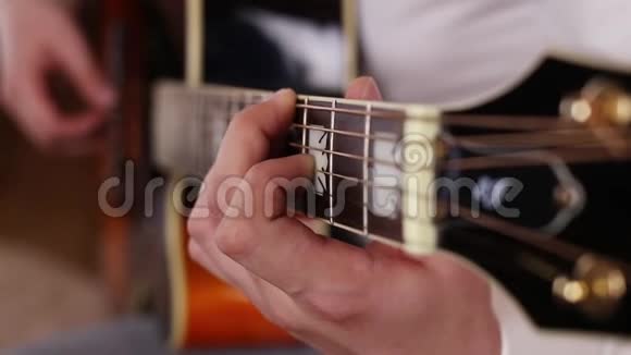 吉他手在演播室弹吉他视频的预览图