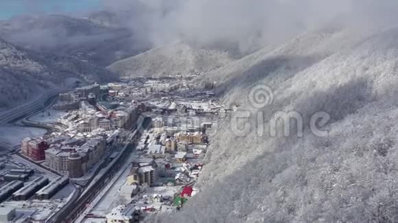 俄罗斯索契高加索山脉滑雪胜地高尔基戈罗德的鸟瞰图住宅建筑和酒店从上面视频的预览图