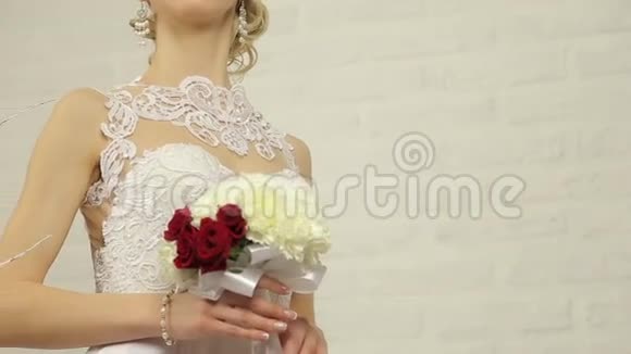 新娘捧着花束视频的预览图