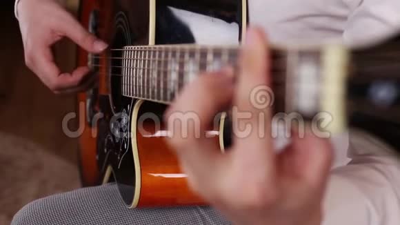 吉他手在演播室弹吉他视频的预览图