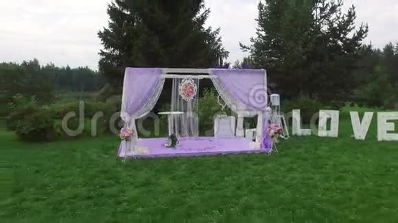 白色和淡紫色的婚礼祭坛视频的预览图